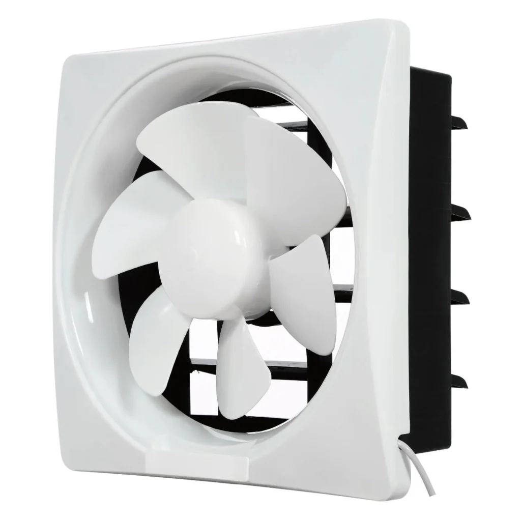 Una foto de producto de un extractor de aire, un tipo de circulador de aire diseñado para ser montado en la pared. El aparato tiene un panel frontal cuadrado de plástico blanco con una apertura circular en el centro. Dentro, se aprecian cinco aspas blancas y curvas. La carcasa trasera, que se inserta en la pared, es de plástico negro y cuenta con rejillas o persianas para la salida del aire. Este tipo de circuladores de aire es ideal para la ventilación de baños, cocinas y otros espacios, extrayendo eficazmente la humedad y los olores.