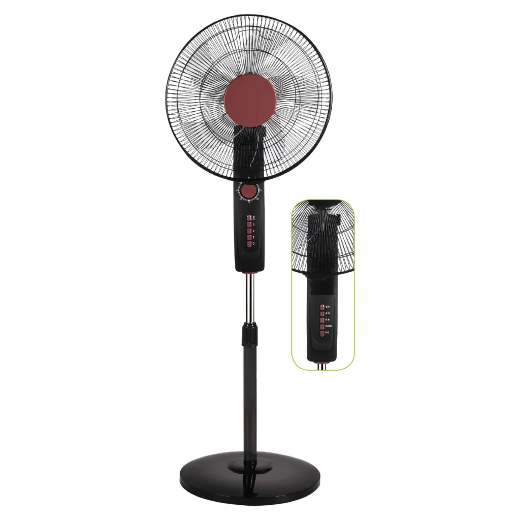 Una imagen de producto de un moderno ventilador de pie de color negro sobre un fondo blanco. El ventilador tiene una base redonda y estable, un poste de altura ajustable y un cabezal con una rejilla de alambre protectora. En el centro de la rejilla hay un detalle decorativo de color rojo oscuro. Debajo del cabezal, el ventilador cuenta con un panel de control electrónico vertical con varios botones y luces indicadoras LED para funciones como la velocidad y el temporizador. A la derecha de la imagen principal, hay un recuadro que muestra una vista ampliada del panel de control. Este es un ejemplo representativo de los ventiladores de pie diseñados para el hogar.