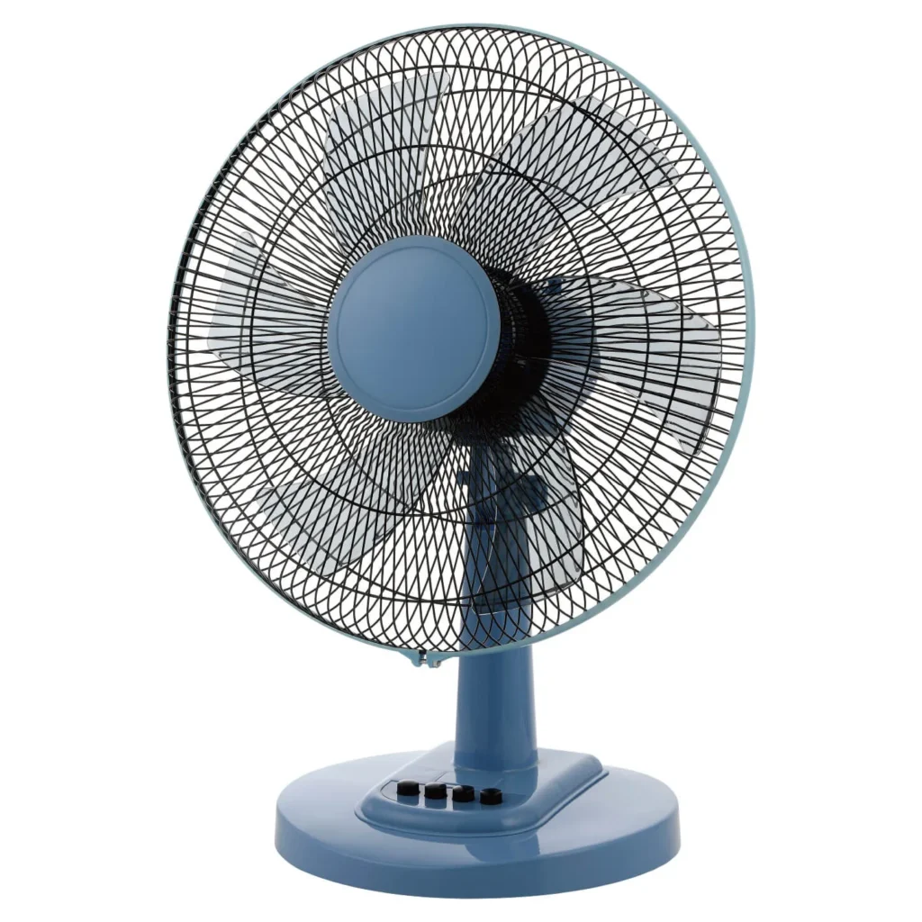 Una foto de producto de un ventilador de mesa con el cuerpo y la base de plástico en un color azul claro. El ventilador descansa sobre una base circular estable, en la cual se encuentran cuatro botones negros para operar el encendido/apagado y seleccionar las tres velocidades. El cabezal del ventilador es redondo y cuenta con una rejilla protectora de alambre negro. Su diseño compacto es característico de los ventiladores de mesa, haciéndolo ideal para colocar sobre un escritorio, buró o cualquier superficie plana en el hogar o la oficina.