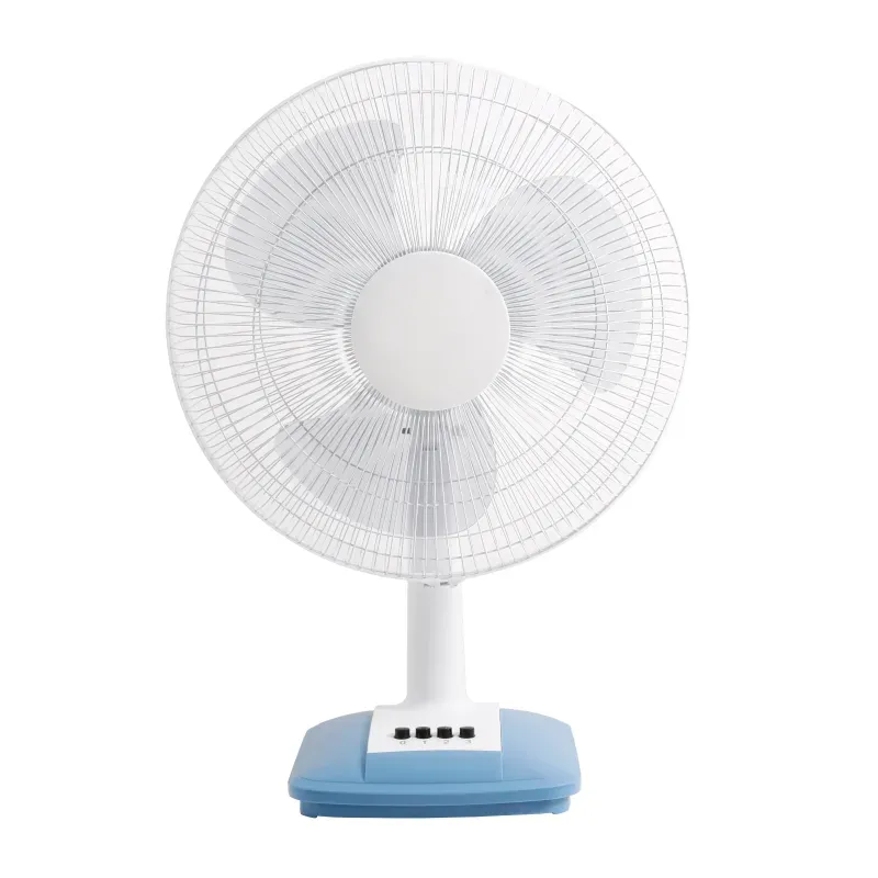 Una foto de producto de un ventilador de mesa con un diseño bicolor, sobre un fondo blanco. El cabezal del ventilador y el soporte son de color blanco, mientras que la base rectangular es de un distintivo color azul claro. La base cuenta con cuatro botones negros para controlar la velocidad y el encendido. Las aspas son translúcidas y están protegidas por una rejilla blanca.
