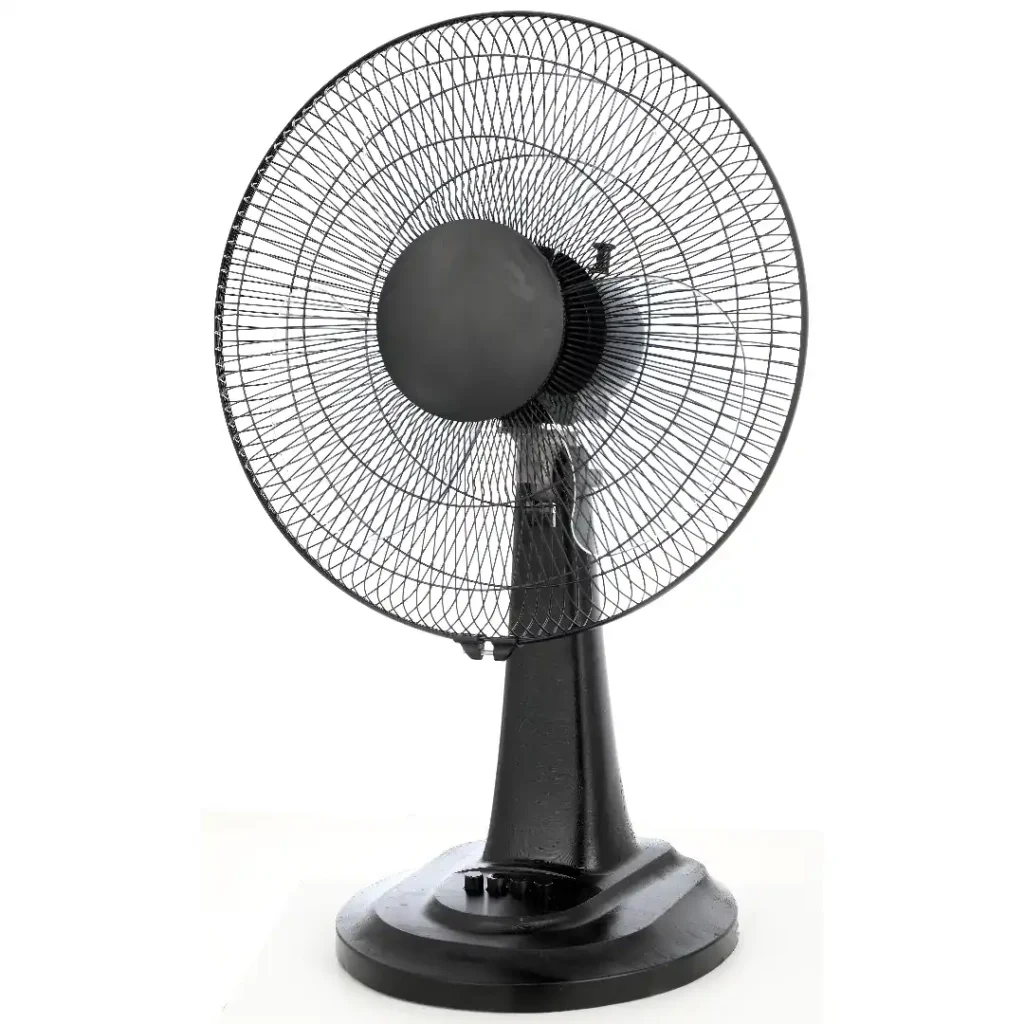 Una foto de producto de un ventilador de mesa de color negro con un acabado texturizado, sobre un fondo blanco. El ventilador tiene un diseño tradicional con una base ovalada que incluye botones de control. Tanto la rejilla de seguridad de alambre como las aspas son de color negro, dándole una apariencia uniforme y robusta.