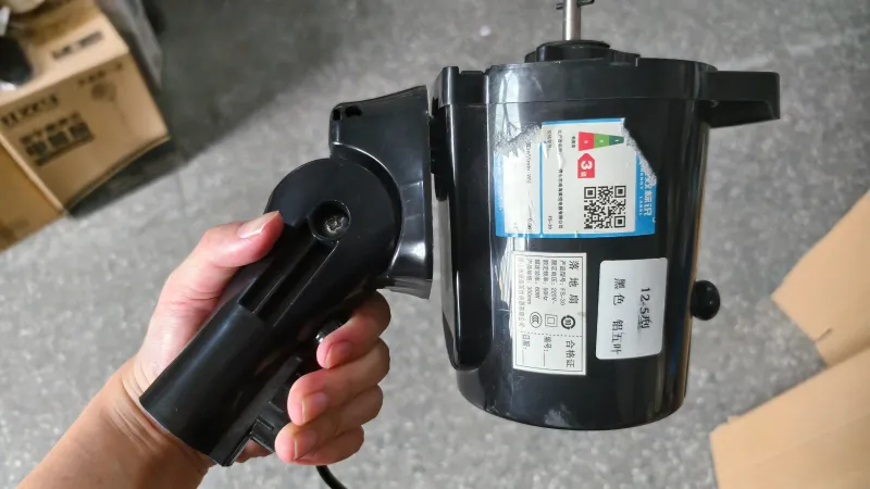 Ejemplo de la parte del motor levantándose hacia arriba cuando el resorte no tiene suficiente presión.