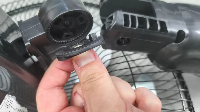 Detalle de la placa dentada de posicionamiento utilizada para ajustar y bloquear el ángulo del cabezal del ventilador.